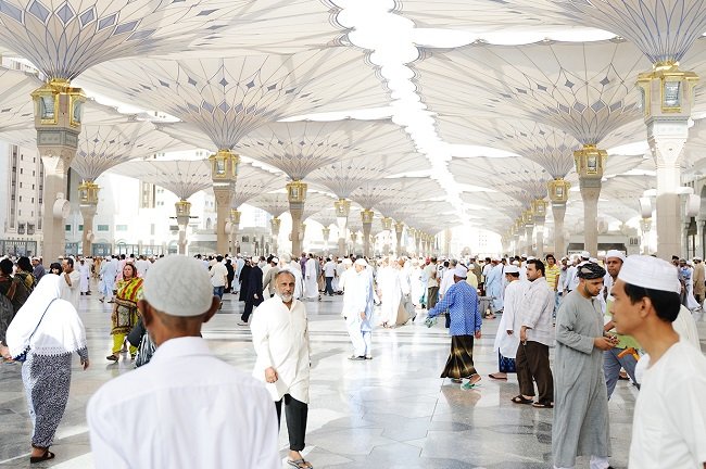 Etika dan Tata Cara Berinteraksi dengan Jamaah Umroh dan Haji