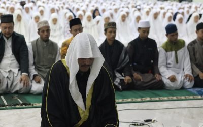 Siapa Yang Paling Berhak Menjadi Imam Dalam Shalat?
