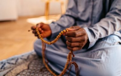 Tawadhu: Tanda-tanda, Keutamaan dan Contohnya dalam Kehidupan