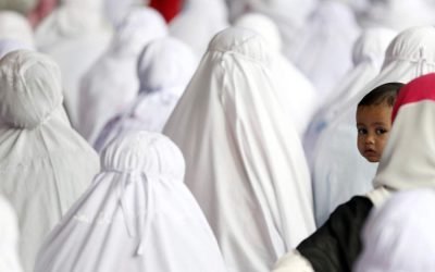 Bolehkan Sholat Menggendong Anak? Begini Hukumnya