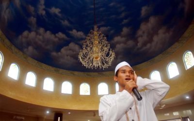 Bolehkah Azan dan Iqamah Dilakukan oleh Orang yang Berbeda?