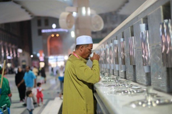 Bolehkah Minum Air Zamzam Sambil Berdiri