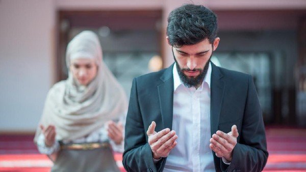 Kewajiban Material Suami kepada Istrinya