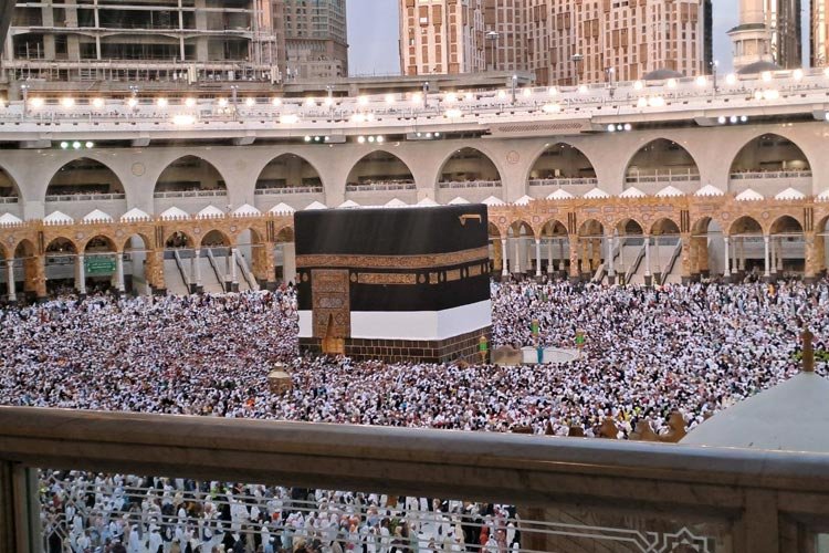 Urai Kepadatan, Saudi Minta Warga Salat di Area Makkah Lain