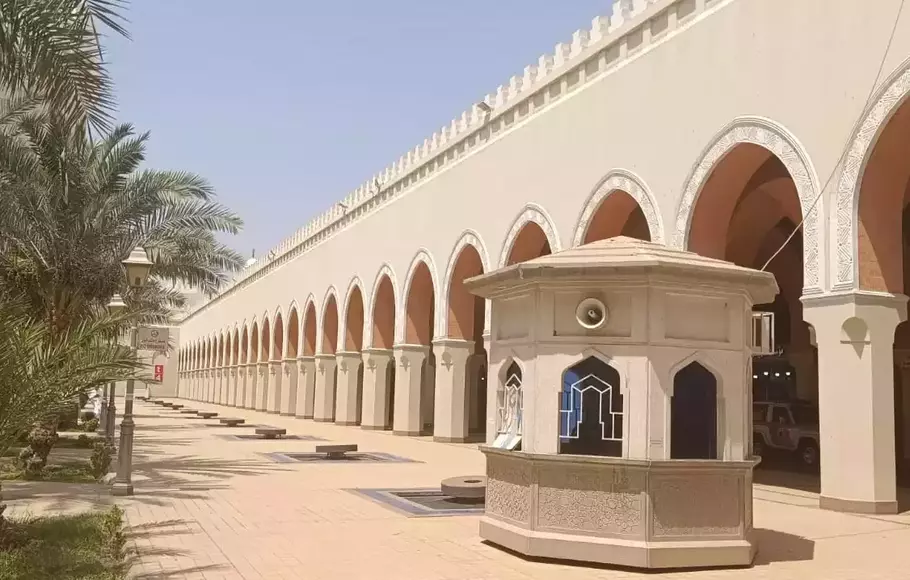 Keunikan Arsitekturnya Masjid Bir Ali