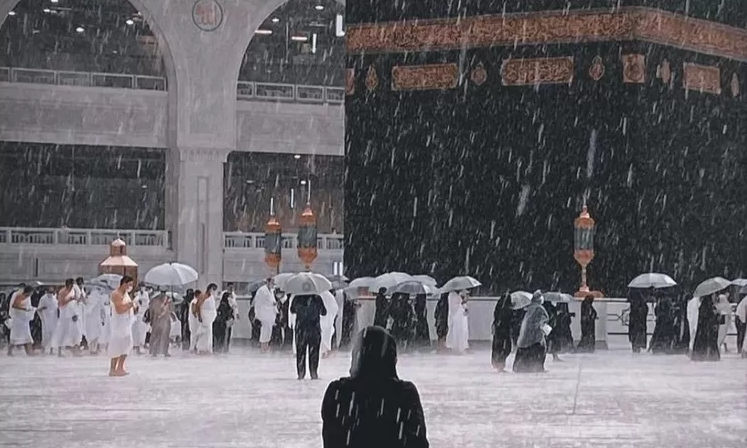 Tips Aman Umrah Saat Hujan dari Kementerian Haji Saudi