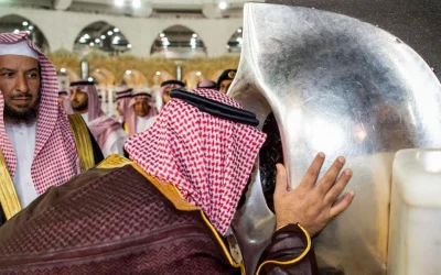 Dalil Mencium Hajar Aswad