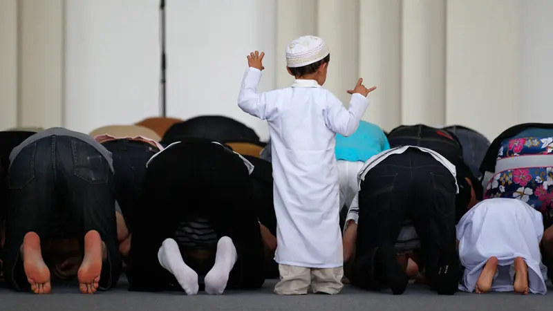 Hukum Membawa Anak Kecil Sholat Berjamaah di Masjid, Bolehkah?